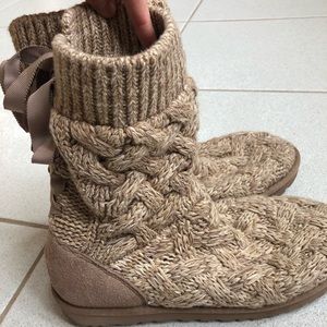 Uggs Isla Knit “oatmeal brown” laced boots. Size 9